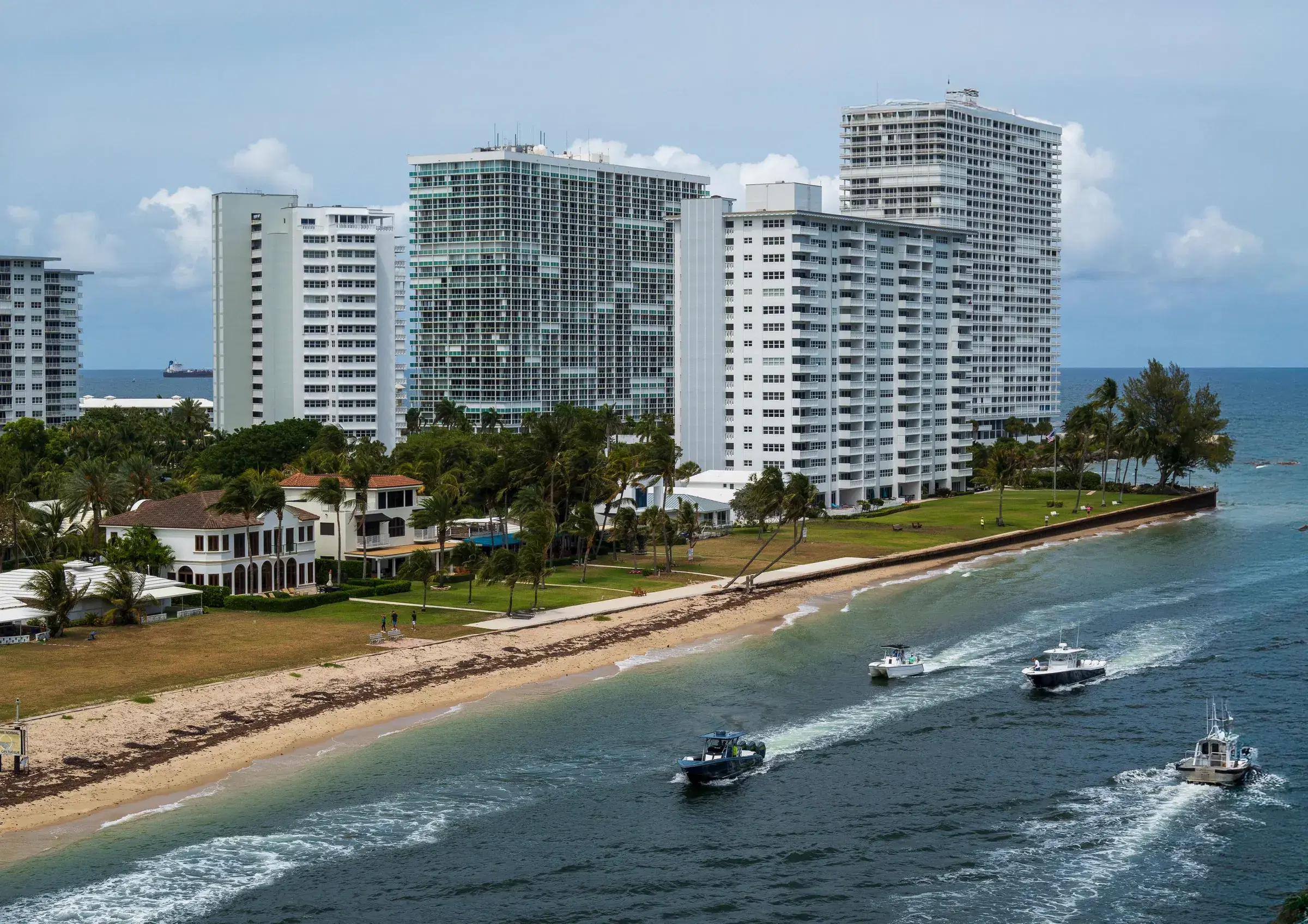 Torres frente a la playa de Fort Lauderdale con botes en el agua