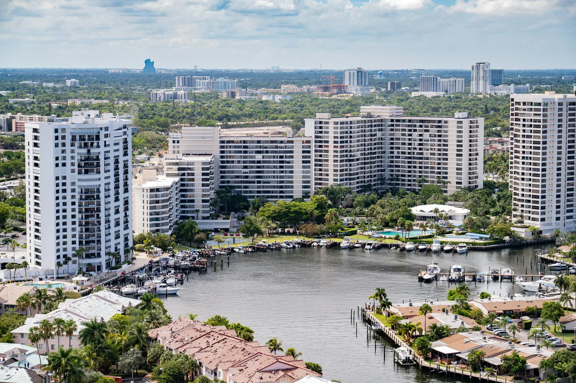 Torres y marinas frente al Intracoastal en Hollywood desde arriba