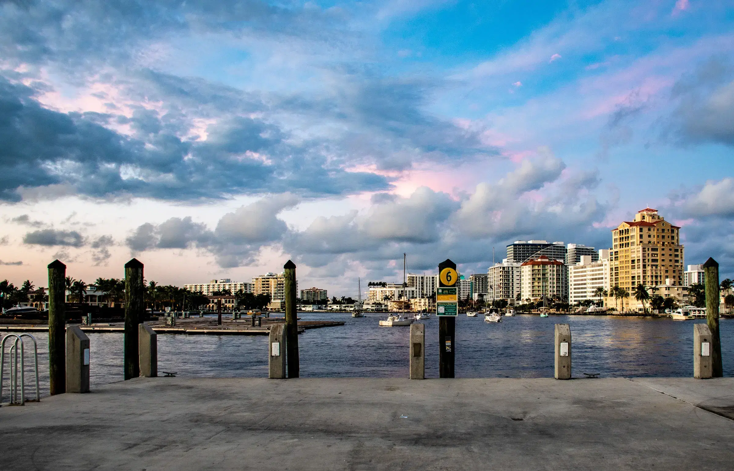 Skyline frente al agua de West Palm Beach al atardecer desde un muelle