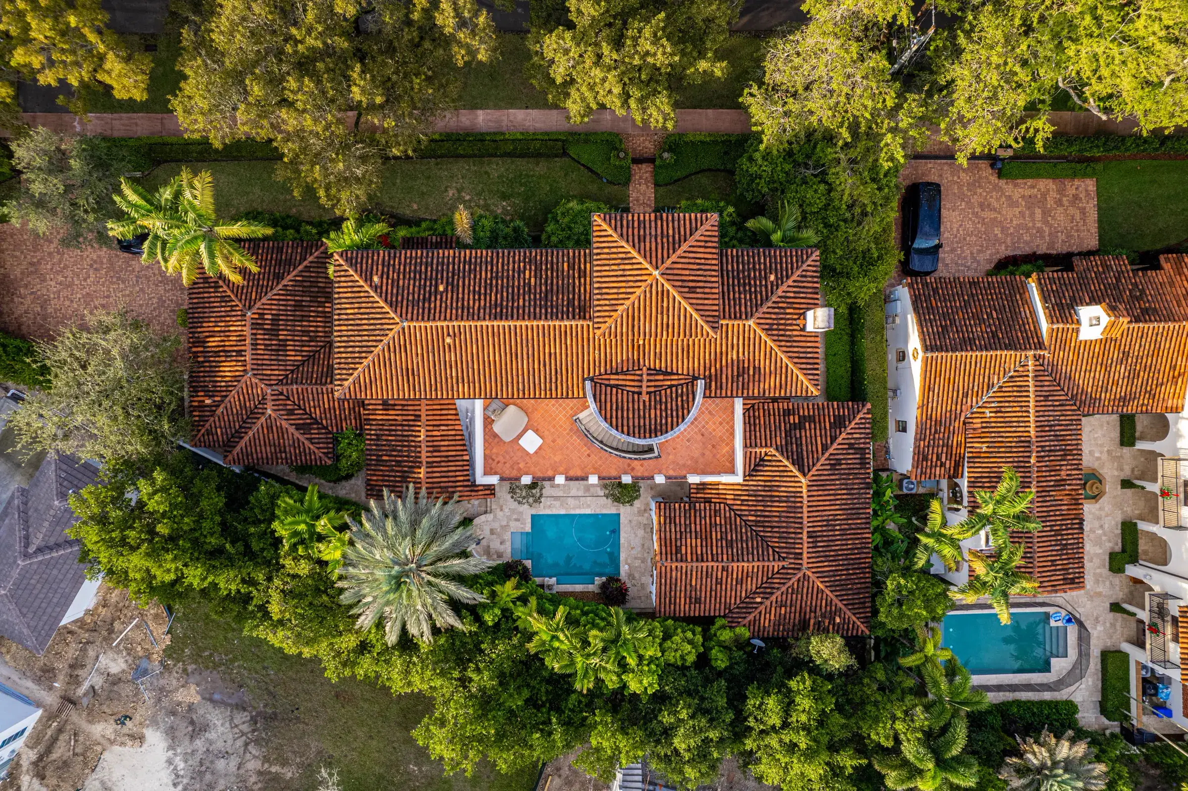 Vista aérea de una casa de lujo con piscina y jardín tropical en Miami