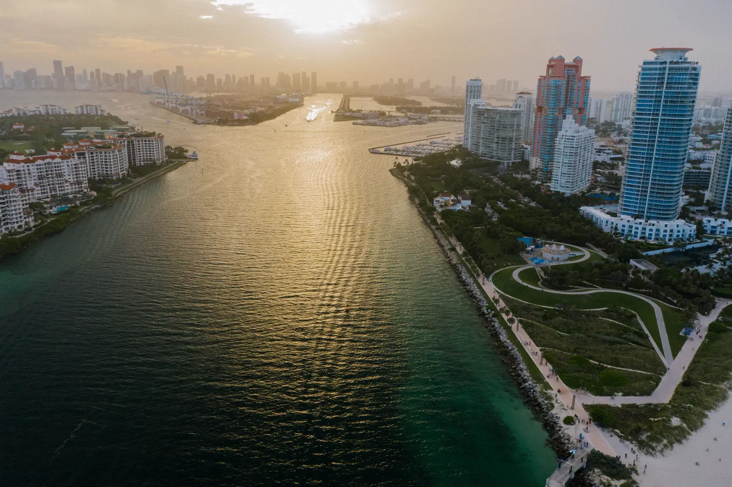 Vista aérea del skyline frente al agua de Miami al atardecer