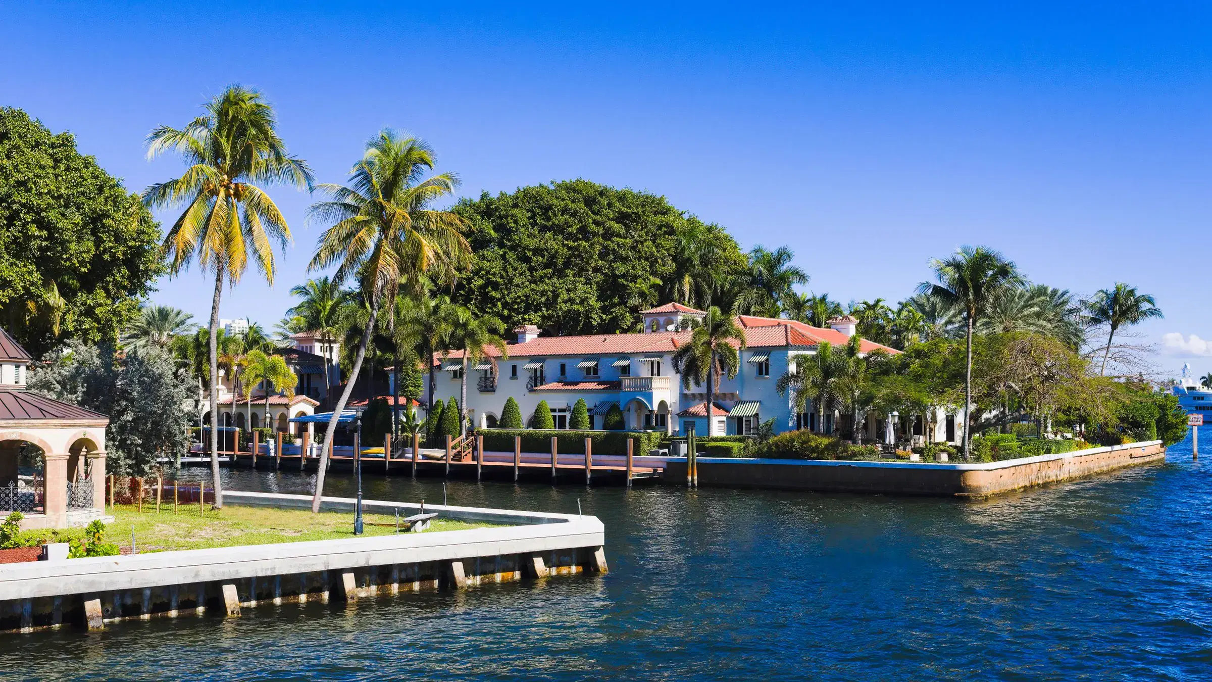 Casas frente a un canal con palmeras en Fort Lauderdale