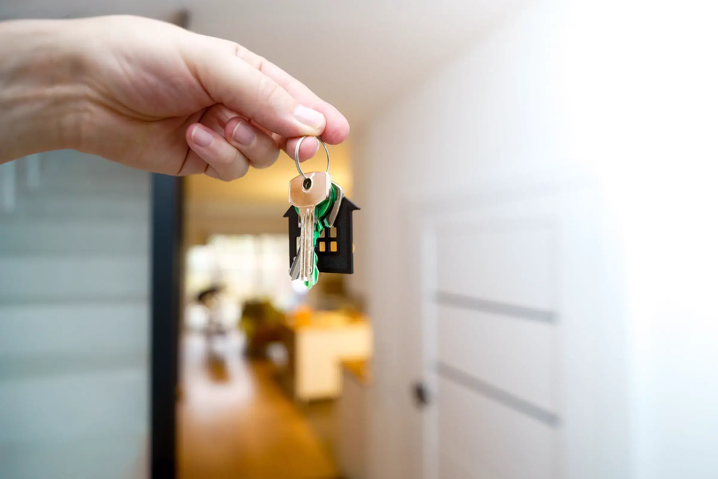 Una mano sosteniendo las llaves de una casa nueva