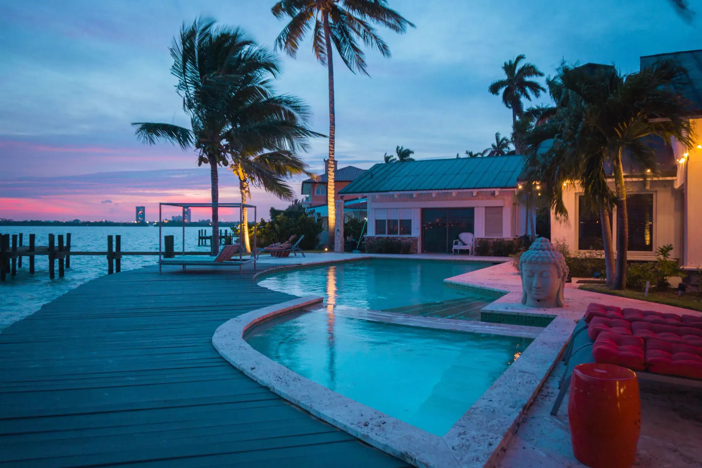 Villa con piscina y palmeras al atardecer en Miami Beach