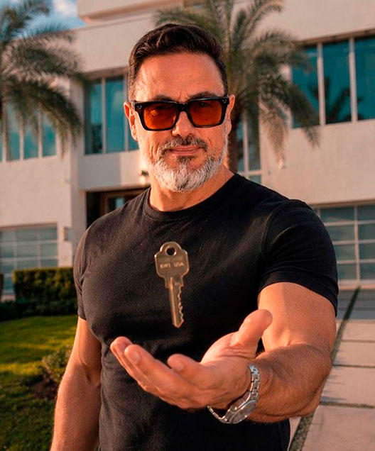 Alejandro Bernal – Florida Real Estate Expert Alejandro Bernal, professional Full-Stack Realtor and Airbnb Super Host standing in front of Miami luxury buildings in Florida.
